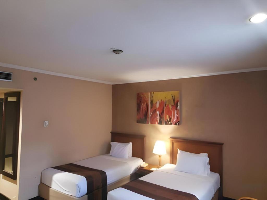 Regent'S Park Hotel Malang Exterior foto